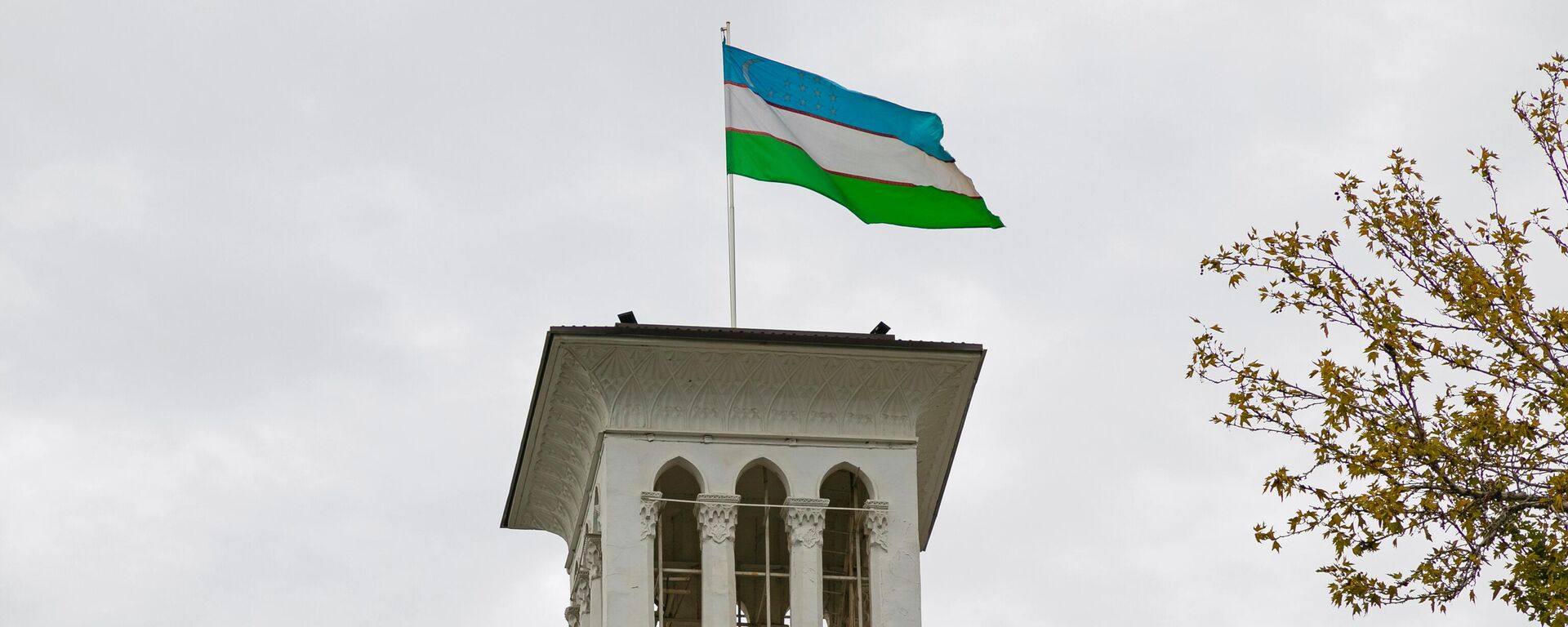 Государственный флаг Узбекистана над курантами - Sputnik Узбекистан, 1920, 18.12.2025