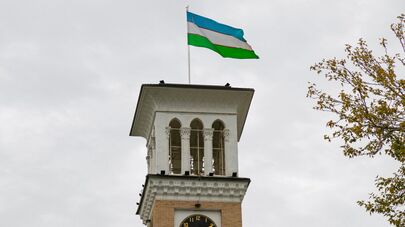 Государственный флаг Узбекистана над курантами
