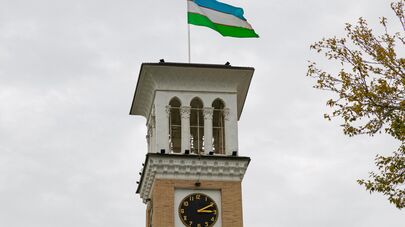 Государственный флаг Узбекистана над курантами