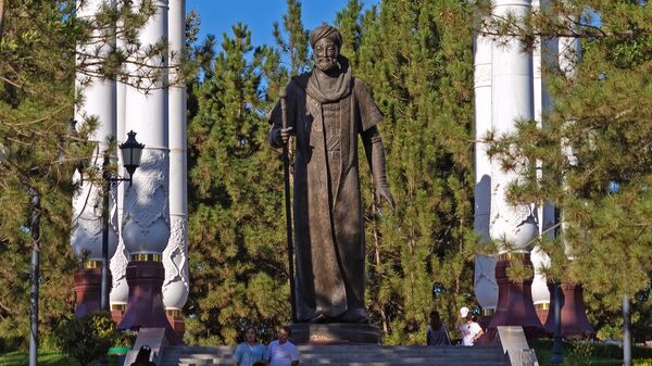 Памятник Алишеру Навои находится в Ташкенте, в центре Национального парка имени А. Навои - Sputnik Узбекистан