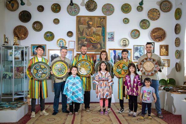 Narzullayevlar sulolasi barchani kulolchilik muzeyi va hunarmandchilik markaziga tashrif buyurishga taklif qiladi. U yerda ishlab chiqarish jarayoni bilan tanishibgina qolmay, ustaning uy-muzeyida oilasi bilan birga yashab, kulolchilik sirlarini shaxsan ustalardan o‘rganishlari mumkin bo‘ladi - Sputnik O‘zbekiston