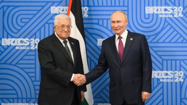 Prezident RF Vladimir Putin i prezident Palestini Maxmud Abbas vo vremya vstrechi v ramkax XVI sammita BRIKS v Kazani. Arxivnoe foto - Sputnik O‘zbekiston