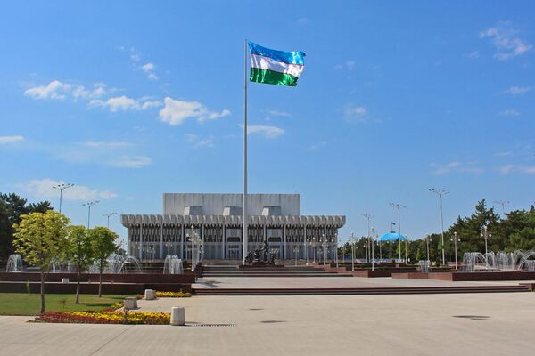 На одной из центральных площадей города сегодня безлюдно. Жители соблюдают режим самоизоляции. - Sputnik Узбекистан