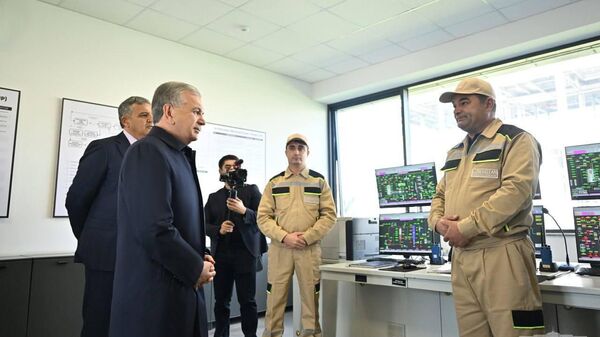 Президент ознакомился с деятельностью совместного предприятия в химической отрасли - Sputnik Узбекистан