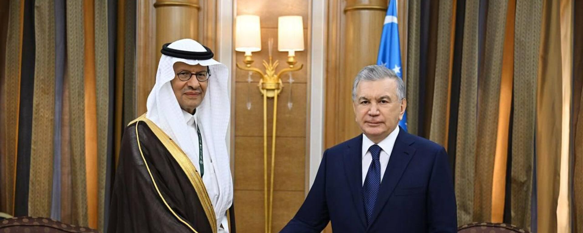 Шавкат Мирзиёев в рамках участия во внеочередном арабо-исламском саммите в городе Эр-Рияде принял министра энергетики Саудовской Аравии принца Абдулазиза Бин Салмана Аль Сауда. - Sputnik Ўзбекистон, 1920, 11.11.2024