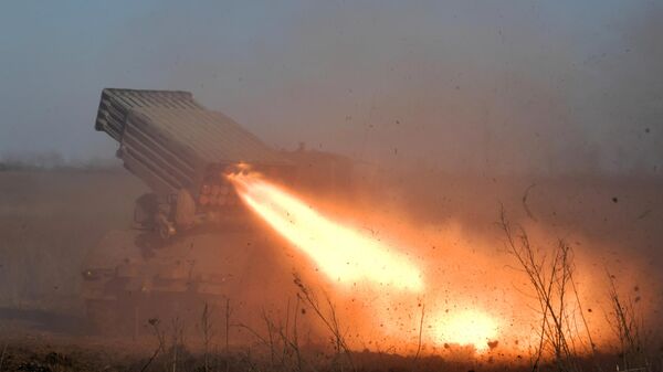 Боевая стрельба РСЗО Торнадо-Г и пушек Гиацинт в зоне СВО - Sputnik Узбекистан