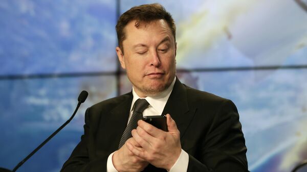 Основатель SpaceX Илон Маск шутит с журналистами, делая вид, что ищет ответ на вопрос по мобильному телефону во время пресс-конференции - Sputnik Ўзбекистон