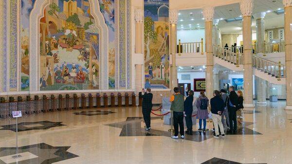 Интерьер музея богато украшен мрамором, колоннами, росписью, восточной миниатюрой, сусальным золотом - Sputnik Узбекистан