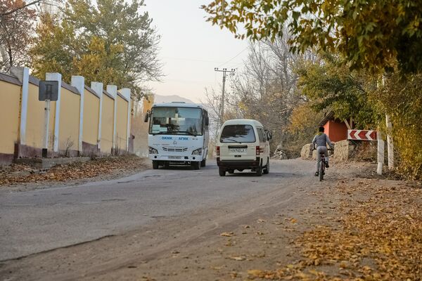 Поселок Чадак Папского района Наманганской области, находящийся в горной местности, привлекает красивой природой и чистым воздухом - Sputnik Узбекистан