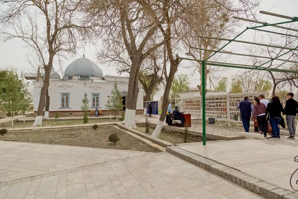 Saroy qurilishida nafaqat Buxoroning eng yaxshi me’morlari, balki rus me’morlari ham ishtirok etgan. Shuning uchun saroyning tashqi ko‘rinishi va uning ichki ko‘rinishi Rossiya va Yevropadagi qishloq uylarini juda eslatadi - Sputnik O‘zbekiston