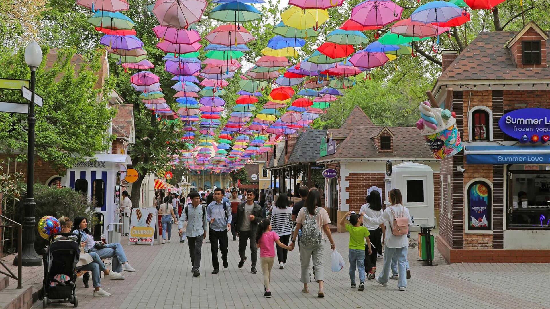 Люди гуляют в парке в Ташкенте Люди гуляют в парке в Ташкенте - Sputnik Ўзбекистон, 1920, 02.09.2024