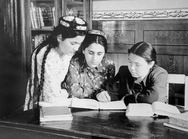 Физика-математика фанлари номзоди М.Султонова (ўртада) ва талабалар, 1950 йил, Тошкент - Sputnik Ўзбекистон