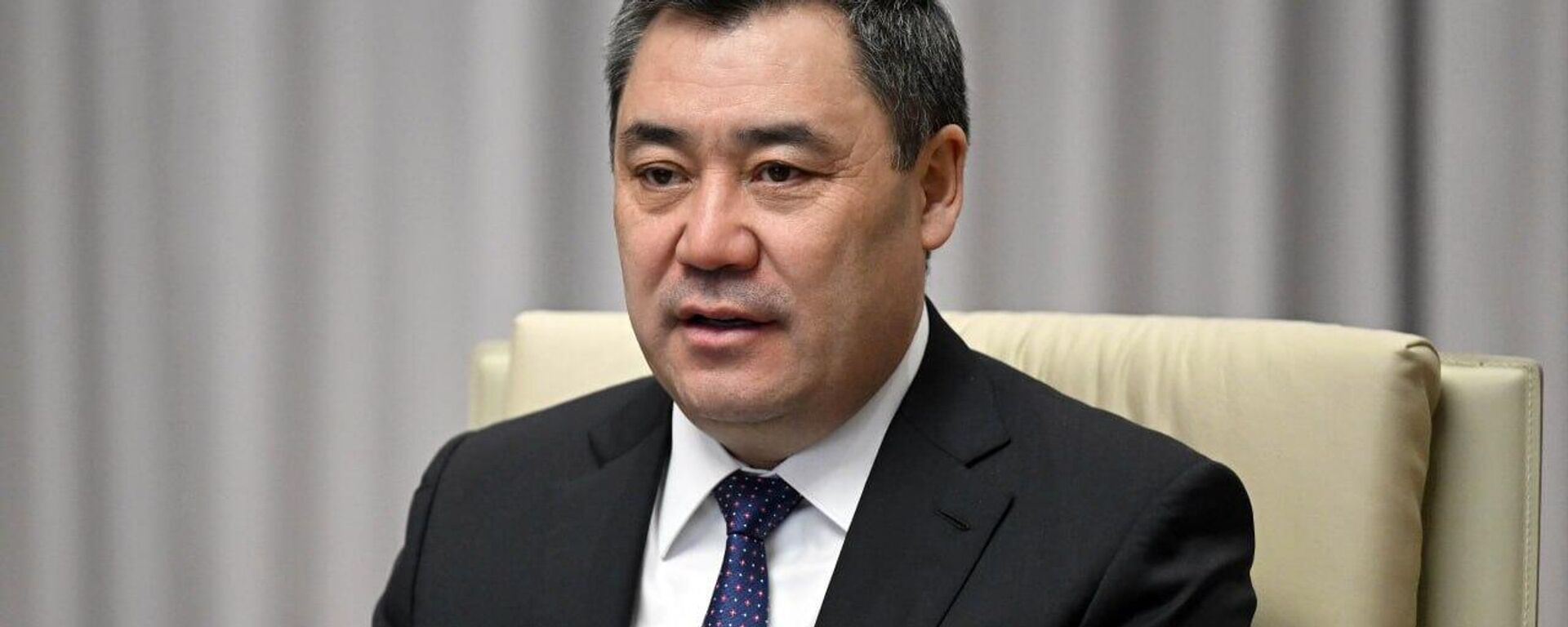 Sadir Japarov nagradil ministra kulturi Uzbekistana Ozodbeka Nazarbekova pochetnim zvaniyem Narodniy artist Kirgizskoy Respubliki - Sputnik O‘zbekiston, 1920, 01.03.2026