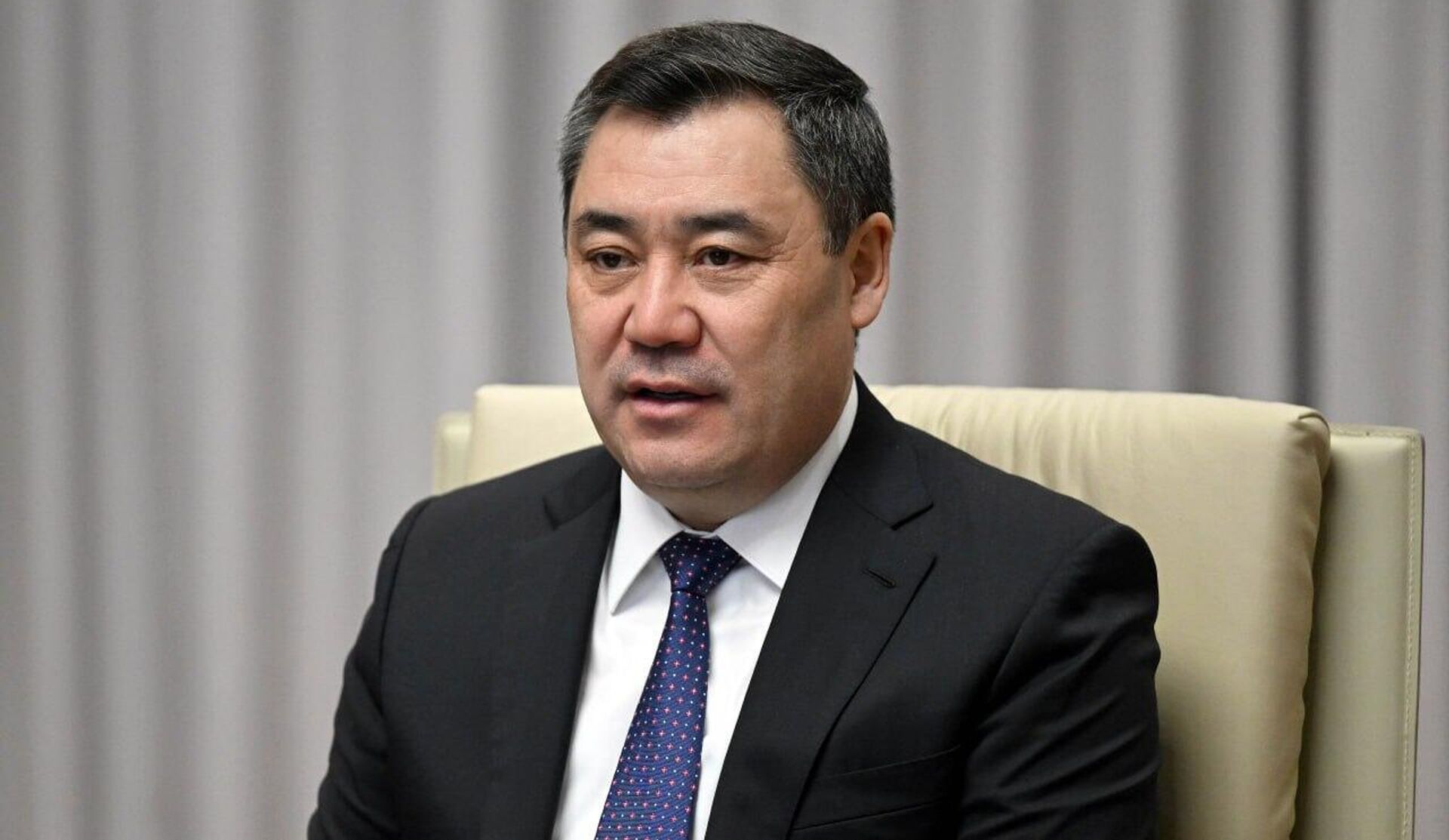 Садыр Жапаров наградил министра культуры Узбекистана Озодбека Назарбекова почетным званием Народный артист Кыргызской Республики Садыр Жапаров наградил министра культуры Узбекистана Озодбека Назарбекова почетным званием Народный артист Кыргызской Республики - Sputnik Ўзбекистон, 1920, 14.12.2024
