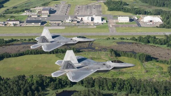 Истребители F-22 Raptor ВВС США пролетают над авиабазой Лэнгли. Архивное фото - Sputnik Узбекистан