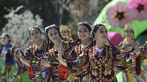 Узбекские девушки в национальных костюмах выступают во время торжеств по случаю праздника Навруз в Ташкенте - Sputnik Узбекистан
