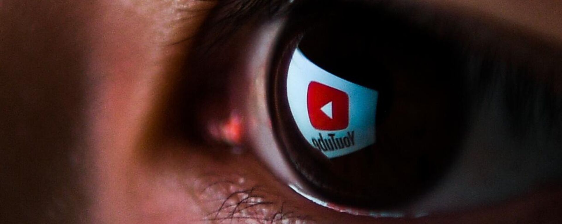 Отражение иконки видеохостинга YouTube в зрачке - Sputnik Ўзбекистон, 1920, 19.09.2025
