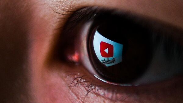 Отражение иконки видеохостинга YouTube в зрачке - Sputnik Ўзбекистон