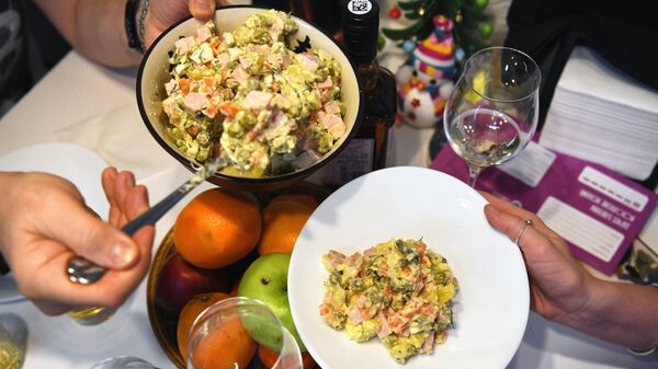 Салат Оливье на новогоднем столе  - Sputnik Узбекистан