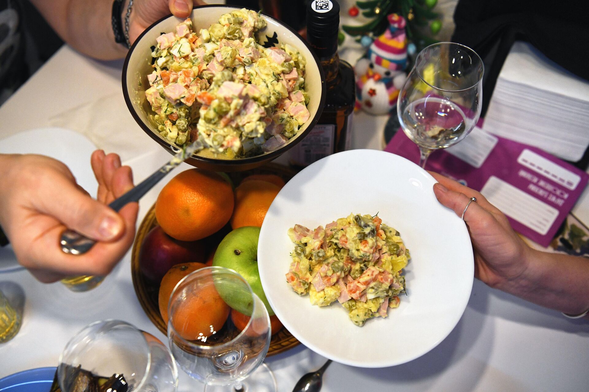 Салат Оливье на новогоднем столе  - Sputnik Узбекистан, 1920, 23.12.2025