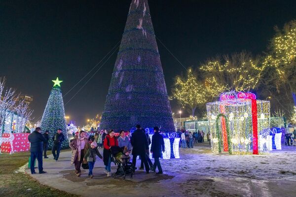 Кроме главной, на площади установили четыре небольшие елки, более 300 декоративных элементов и большую сцену для праздничных мероприятий - Sputnik Узбекистан