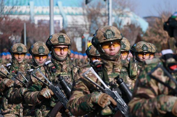 Маршрут маршей: Парк Победы (через улицы Сагбан и Заркайнар) — Государственный музей природы Узбекистана — рынок &quot;Чорсу&quot; — ташкентский цирк (улица Заркайнар) — Дворец &quot;Дружбы народов&quot; (улицы Узбекистан и Фурката) — площадь перед парком Magic City (улица Фуркат) - Sputnik Узбекистан