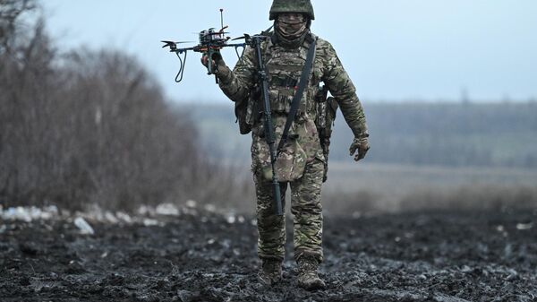 Боевое слаживание штурмовиков и расчетов БПЛА группировки Запад на Краснолиманском направлении - Sputnik Узбекистан