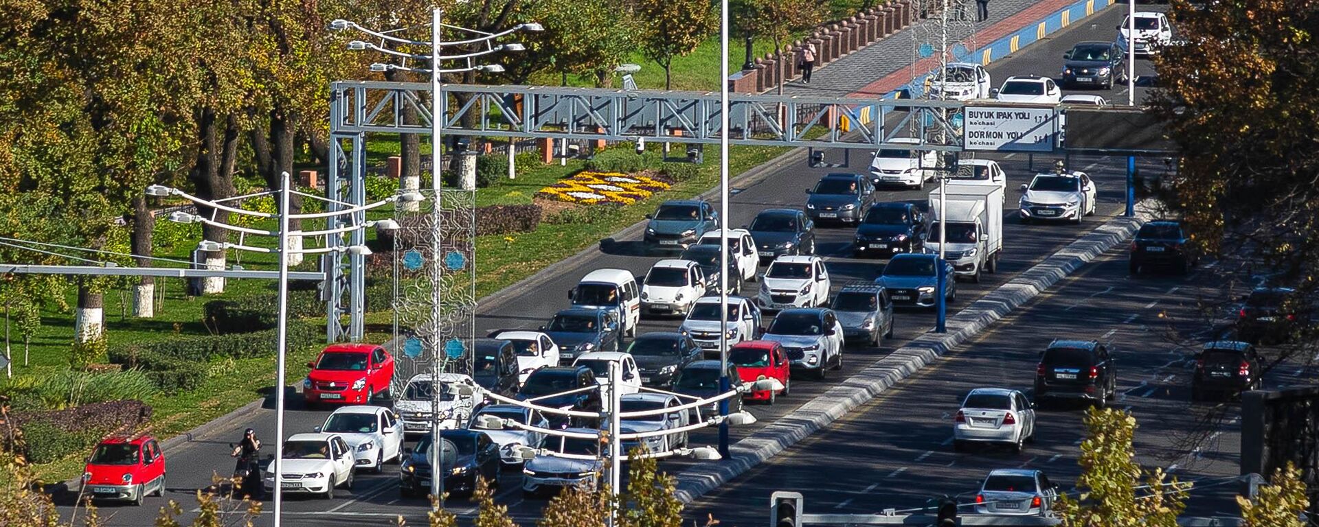 Автомобильное движение по улице Буюк Ипак Йули - Sputnik Ўзбекистон, 1920, 19.12.2025