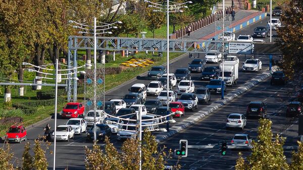 Автомобильное движение по улице Буюк Ипак Йули - Sputnik Ўзбекистон