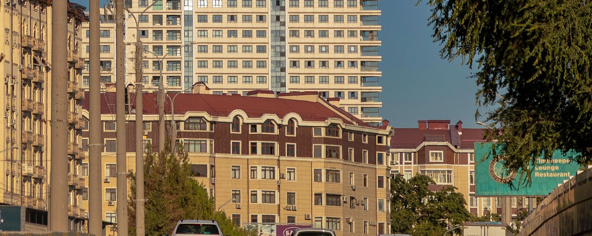 Автомобили на фоне новостроек  - Sputnik Узбекистан, 1920, 02.04.2025