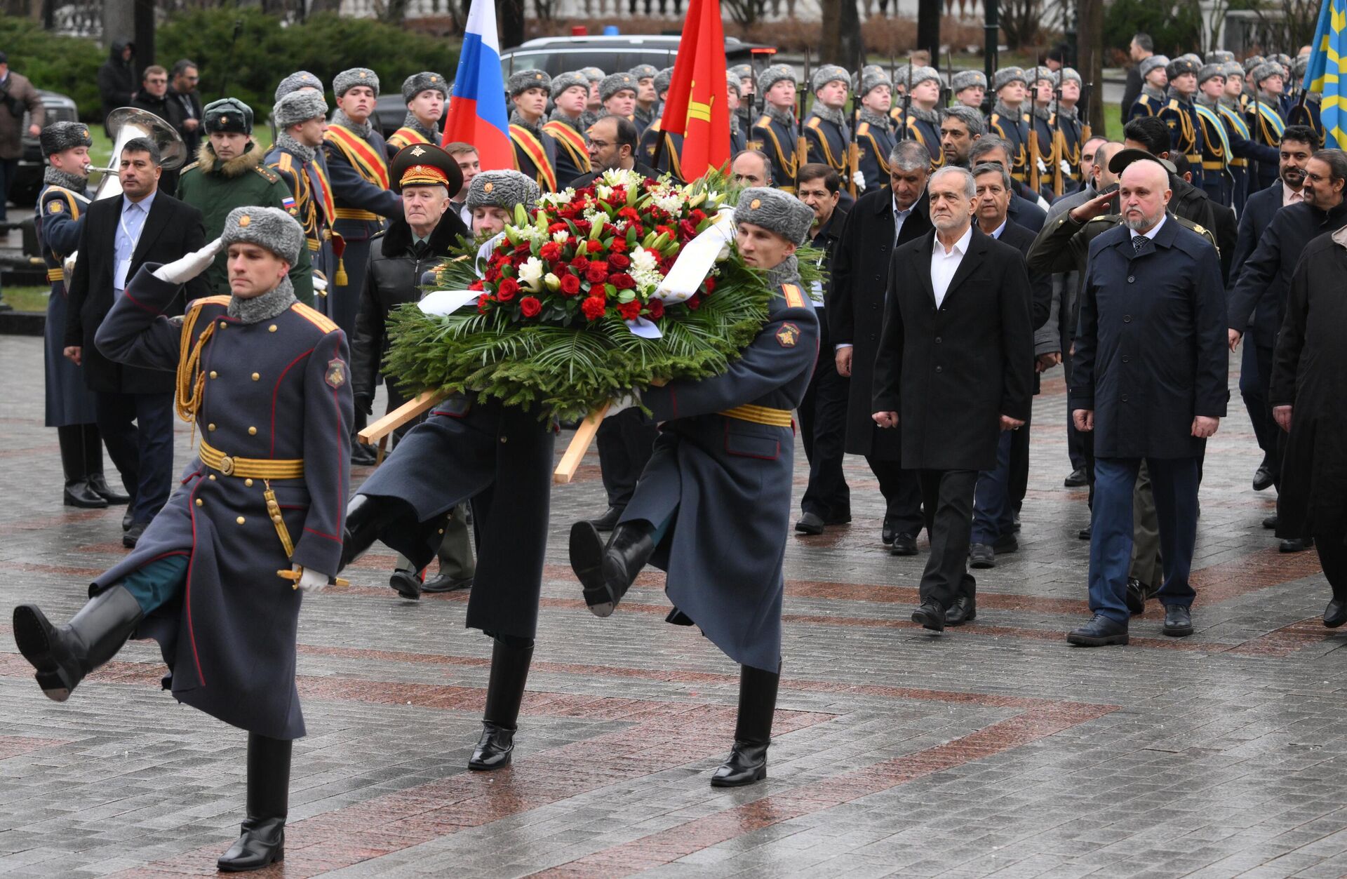 Президент Ирана М. Пезешкиан возложил цветы к Могиле Неизвестного Солдата  - Sputnik Ўзбекистон, 1920, 17.01.2025