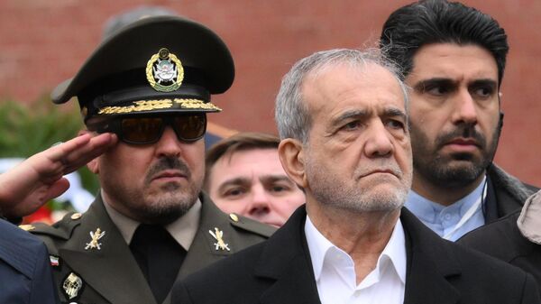 Prezident Irana M. Pezeshkian vozlojil sveti k Mogile Neizvestnogo Soldata  - Sputnik O‘zbekiston