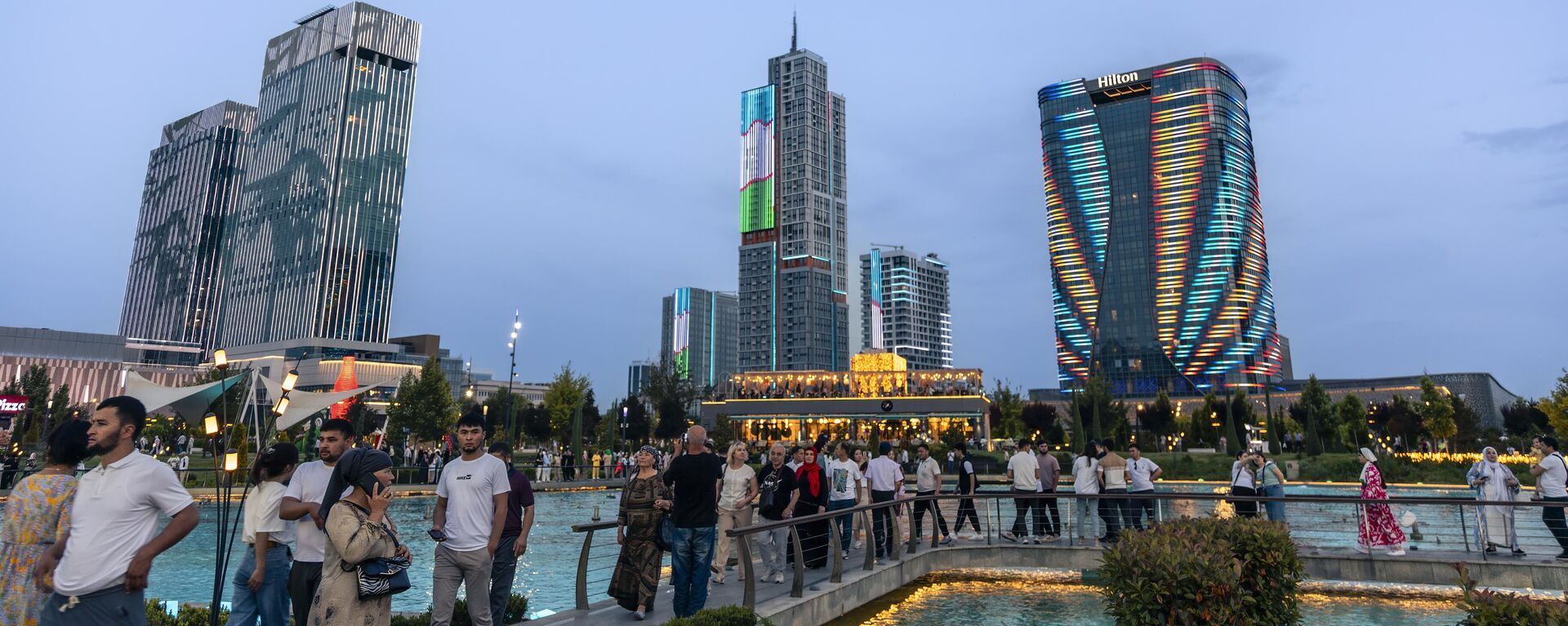 Люди гуляют в Ташкент-сити - Sputnik Ўзбекистон, 1920, 03.02.2025