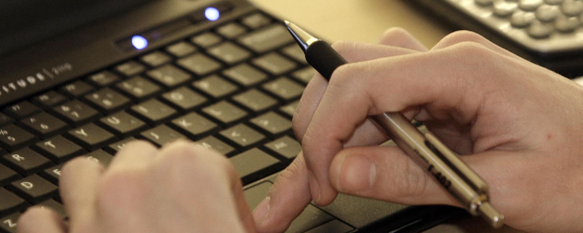 Мужчина работает с компьютером и калькулятором - Sputnik Узбекистан, 1920, 12.09.2025