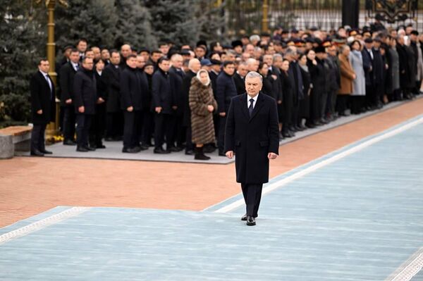 Президент Шавкат Мирзиёев возложил цветы к памятнику Исламу Каримову в столице - Sputnik Ўзбекистон