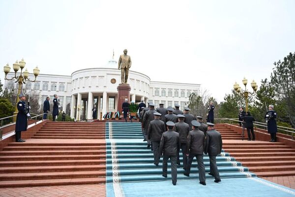 Президент Шавкат Мирзиёев возложил цветы к памятнику Исламу Каримову в столице - Sputnik Ўзбекистон