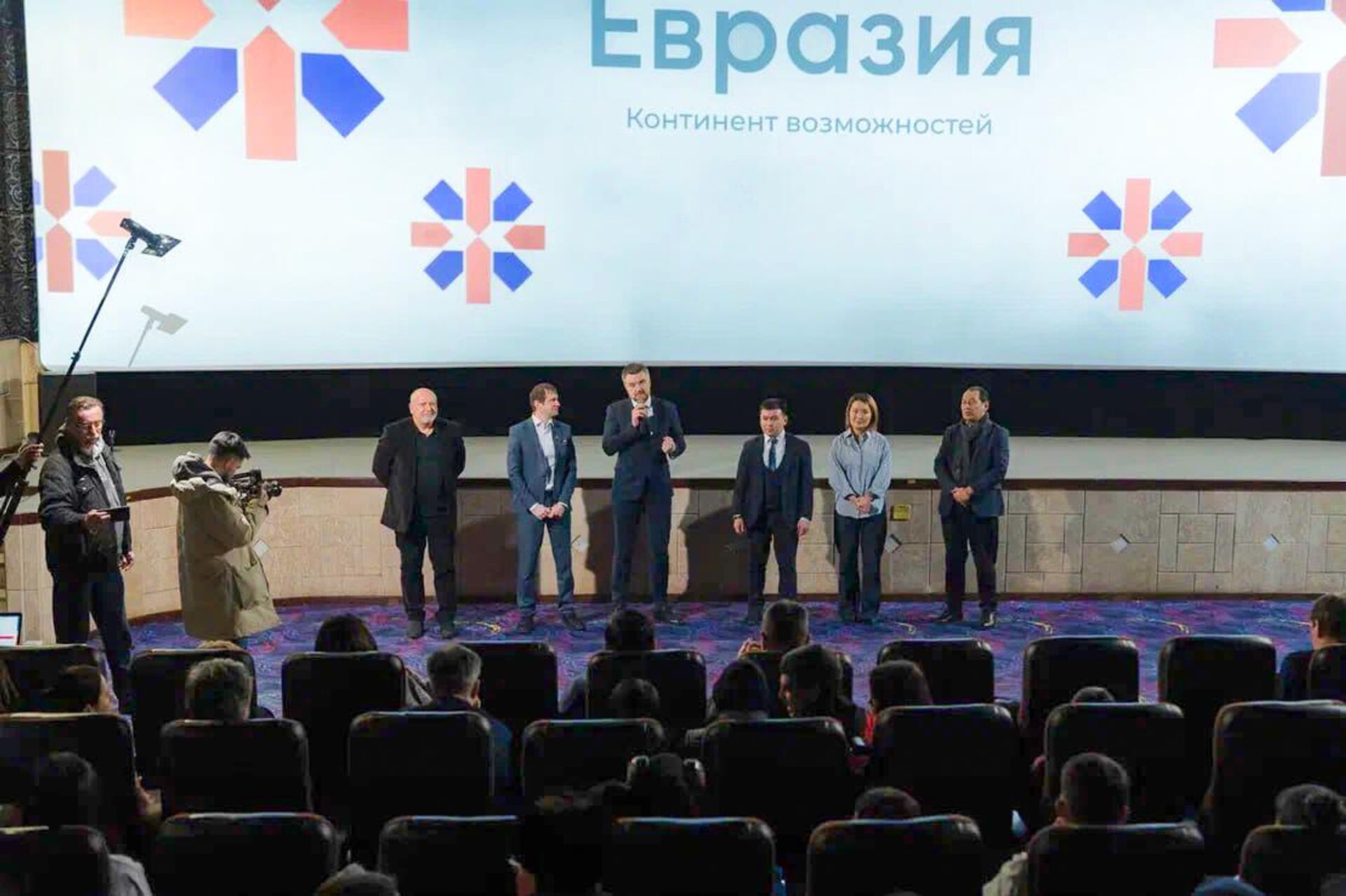Международный кинофорум Эхо Евразия-Кинофест в Бишкеке - Sputnik Узбекистан, 1920, 06.02.2025