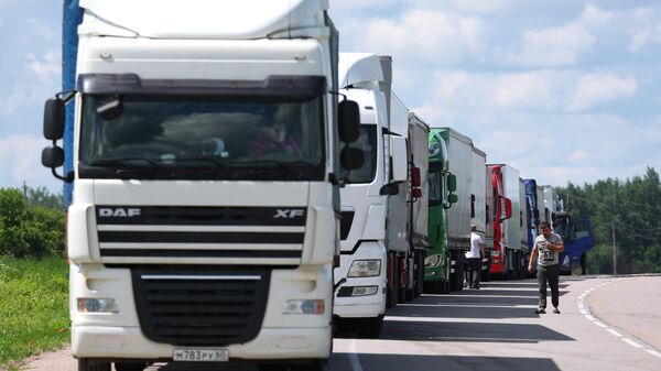 Gruzovie avtomobili u KPP Chernishevskoe v Kaliningradskoy oblasti.  - Sputnik O‘zbekiston