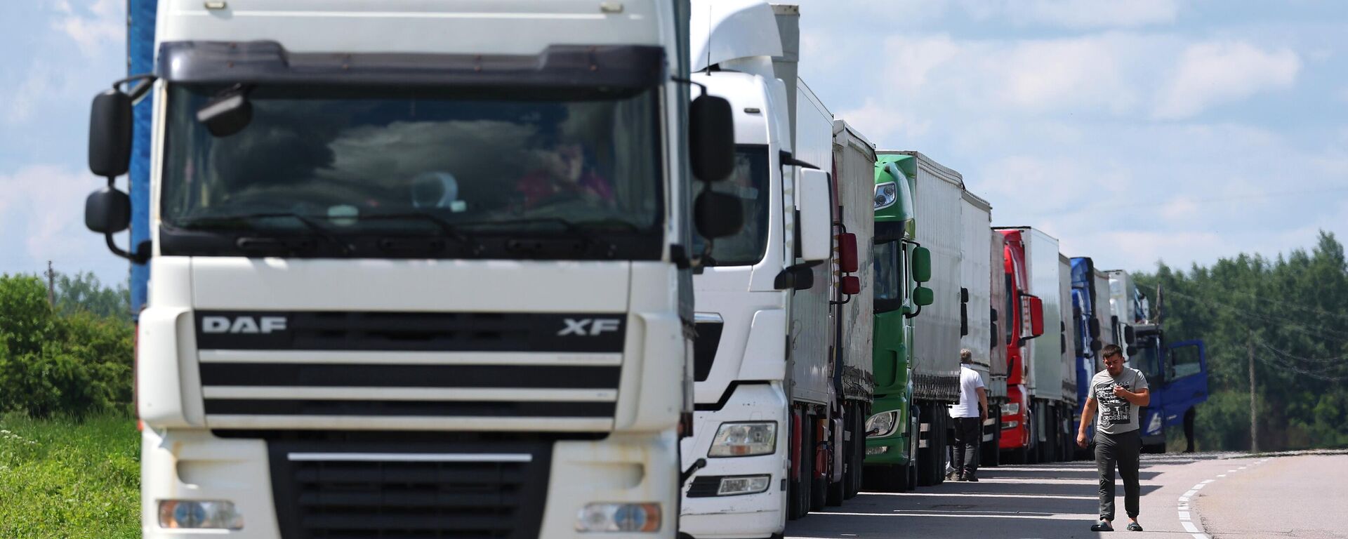 Грузовые автомобили у КПП Чернышевское в Калининградской области.  - Sputnik Ўзбекистон, 1920, 11.11.2025