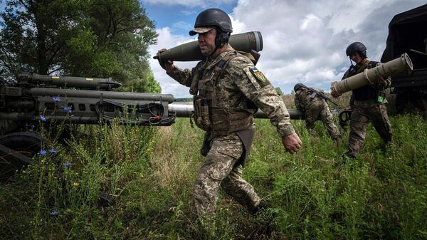 Украинский военный со снарядом - Sputnik Узбекистан