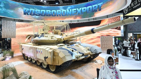 Танк Т-90МС на стенде Рособоронэкспорта на выставке IDEX 2025 в Объединенных Арабских Эмиратах - Sputnik Ўзбекистон