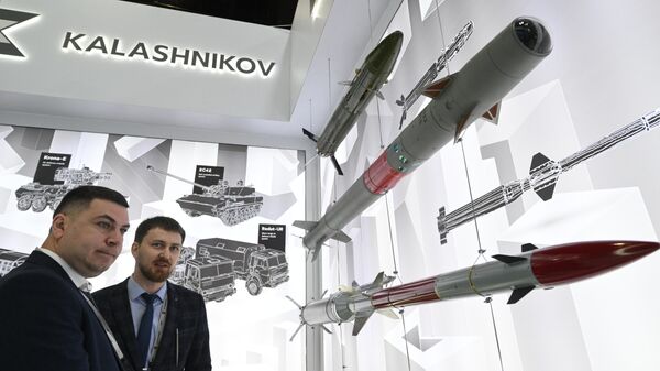 Посетители на стенде концерна Калашников  - Sputnik Узбекистан