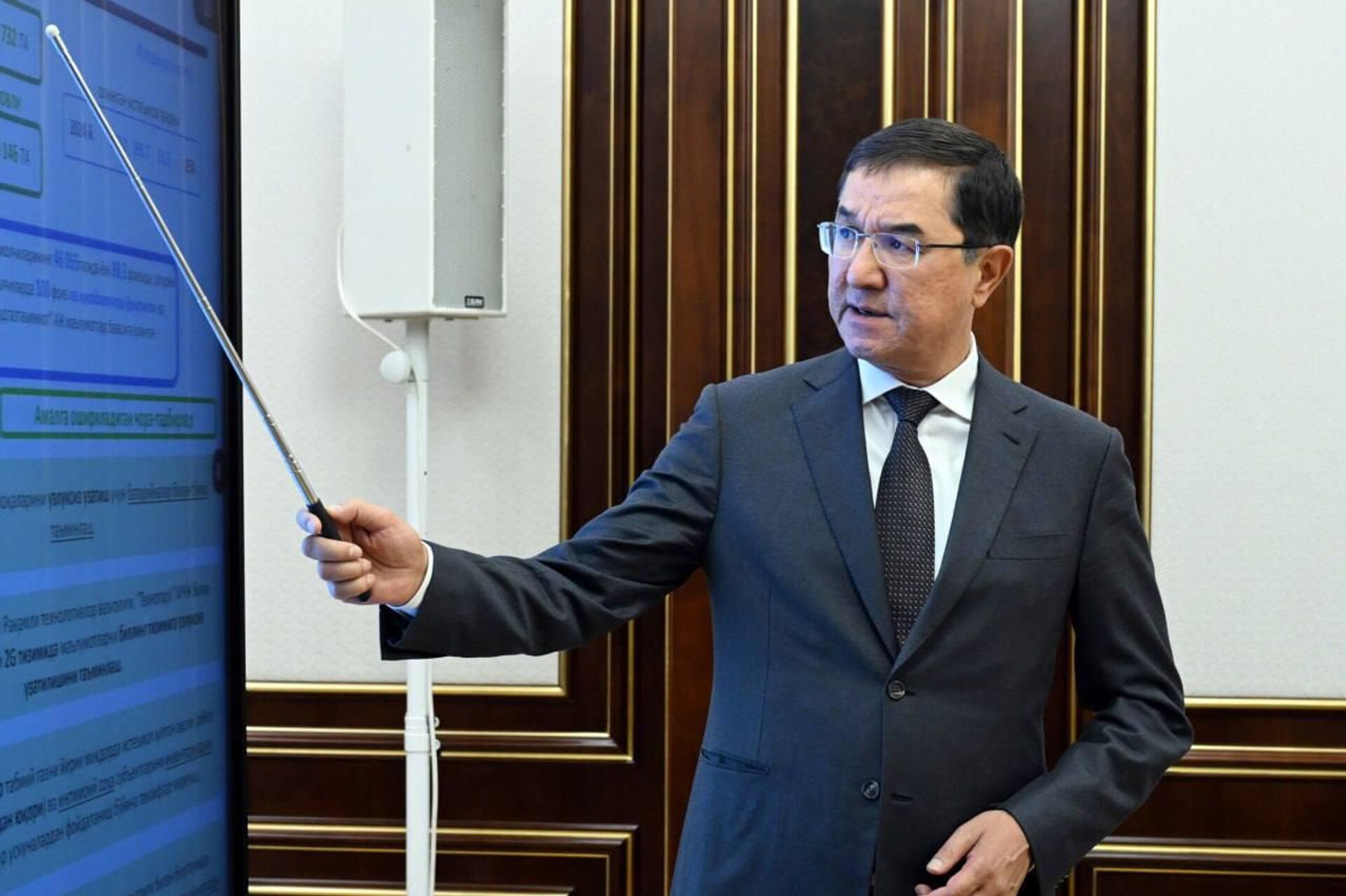 Шавкат Мирзиёев ознакомился с презентацией предложений по повышению энергоэффективности. Шавкат Мирзиёев ознакомился с презентацией предложений по повышению энергоэффективности. - Sputnik Узбекистан, 1920, 20.02.2025