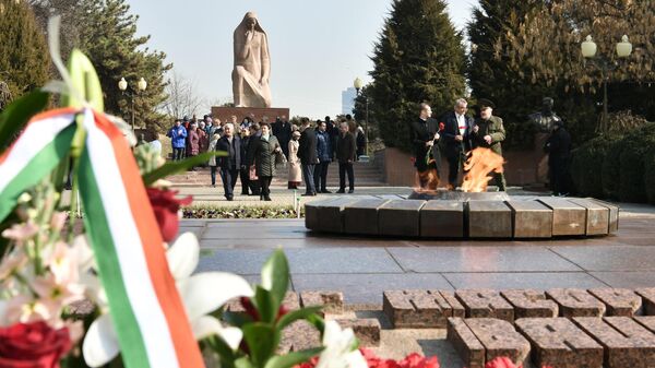 В Ташкенте в честь Дня защитника Отечества возложили цветы к Вечному огню - Sputnik Узбекистан