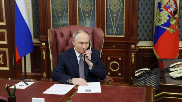 Президент Владимир Путин принял участие в акции Елка желаний - Sputnik Узбекистан