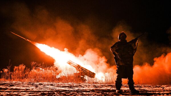 Работа РСЗО 9К57 Ураган добровольческого отряда Барс-22 Тигр в Курской области - Sputnik Узбекистан