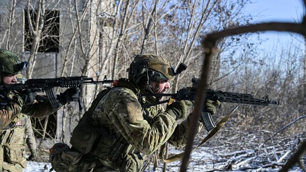 Боевая подготовка штурмовых подразделений ЦВО, участвовавших в освобождении населенного пункта Дзержинск в ДНР - Sputnik Узбекистан