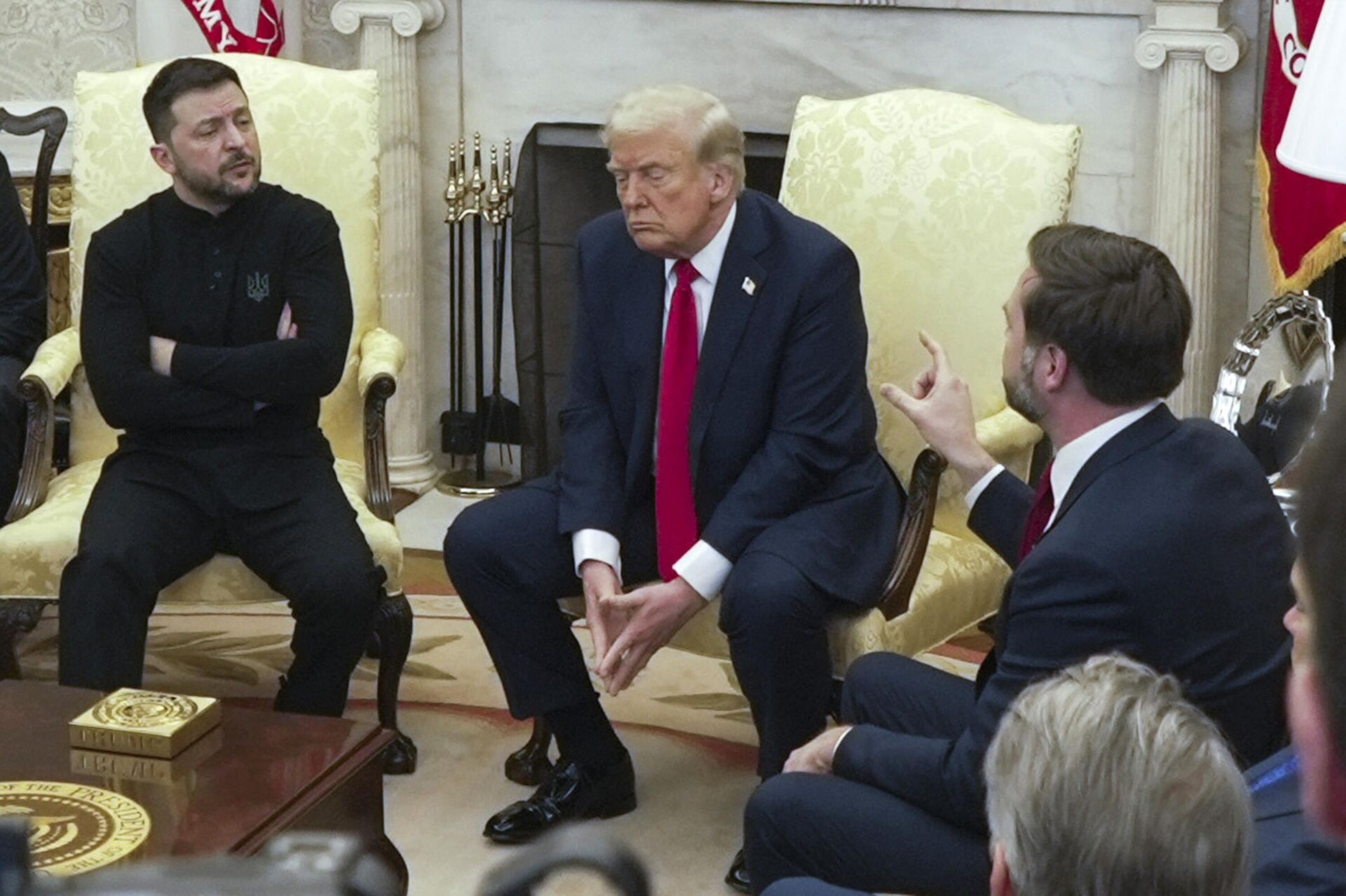 Президент США Дональд Трамп и вице-президент Джей Ди Вэнс во время переговоров с Владимиром Зеленским в Овальном кабинете Белого дома - Sputnik Узбекистан, 1920, 01.03.2025