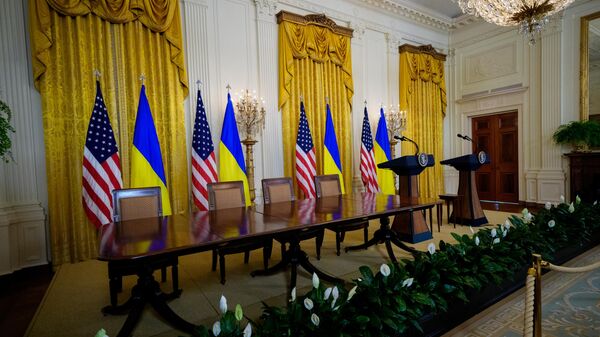 Пустая комната в Белом доме, где должна была состояться пресс-конференция Дональда Трампа и Владимира Зеленского по итогам переговоров - Sputnik Ўзбекистон