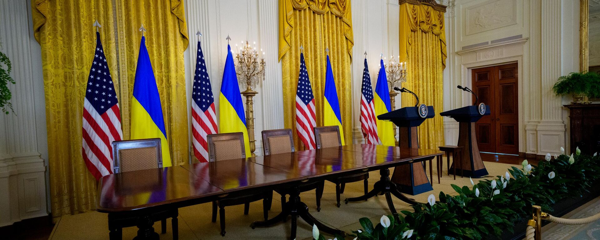 Пустая комната в Белом доме, где должна была состояться пресс-конференция Дональда Трампа и Владимира Зеленского по итогам переговоров - Sputnik Ўзбекистон, 1920, 24.11.2025